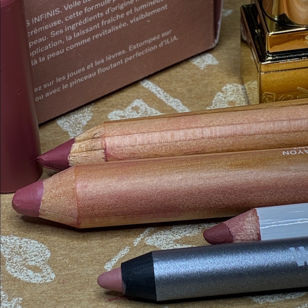Beauty Bundle of 7 pieces: WonderSkin, Ilia, YSL, Mario - Picture 9 of 9